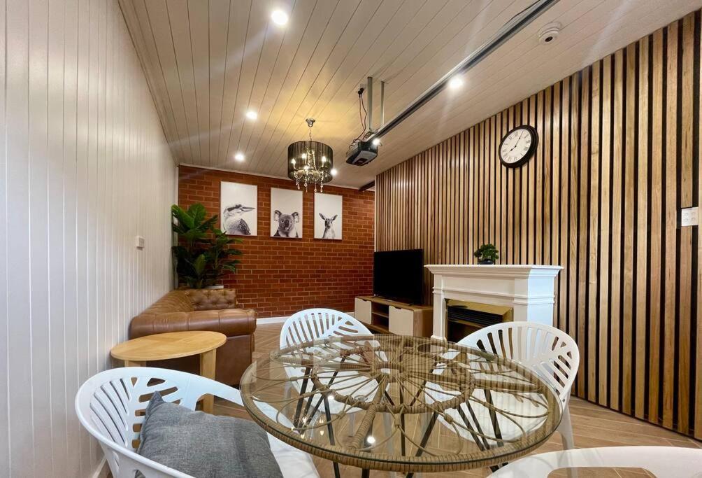 Apartment Lovely Brick With Amazing Water View *